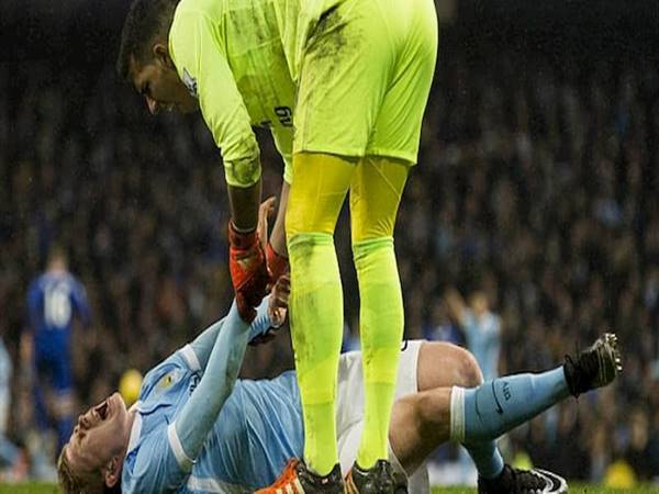 Câu giờ là gì? Vì sao câu giờ bị người hâm mộ phản đối?