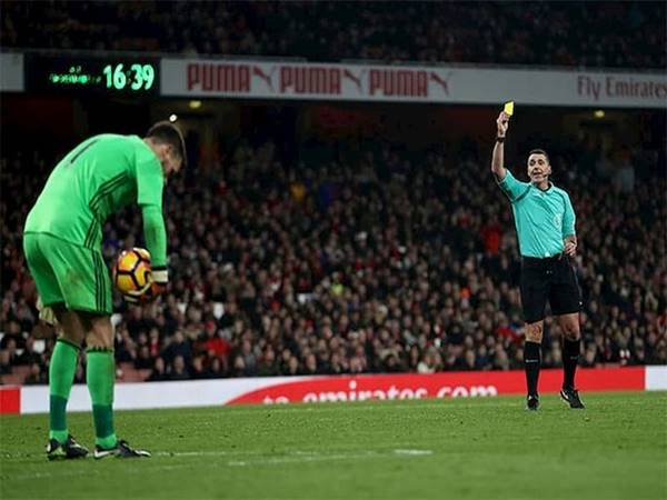 Câu giờ là gì? Vì sao câu giờ bị người hâm mộ phản đối?