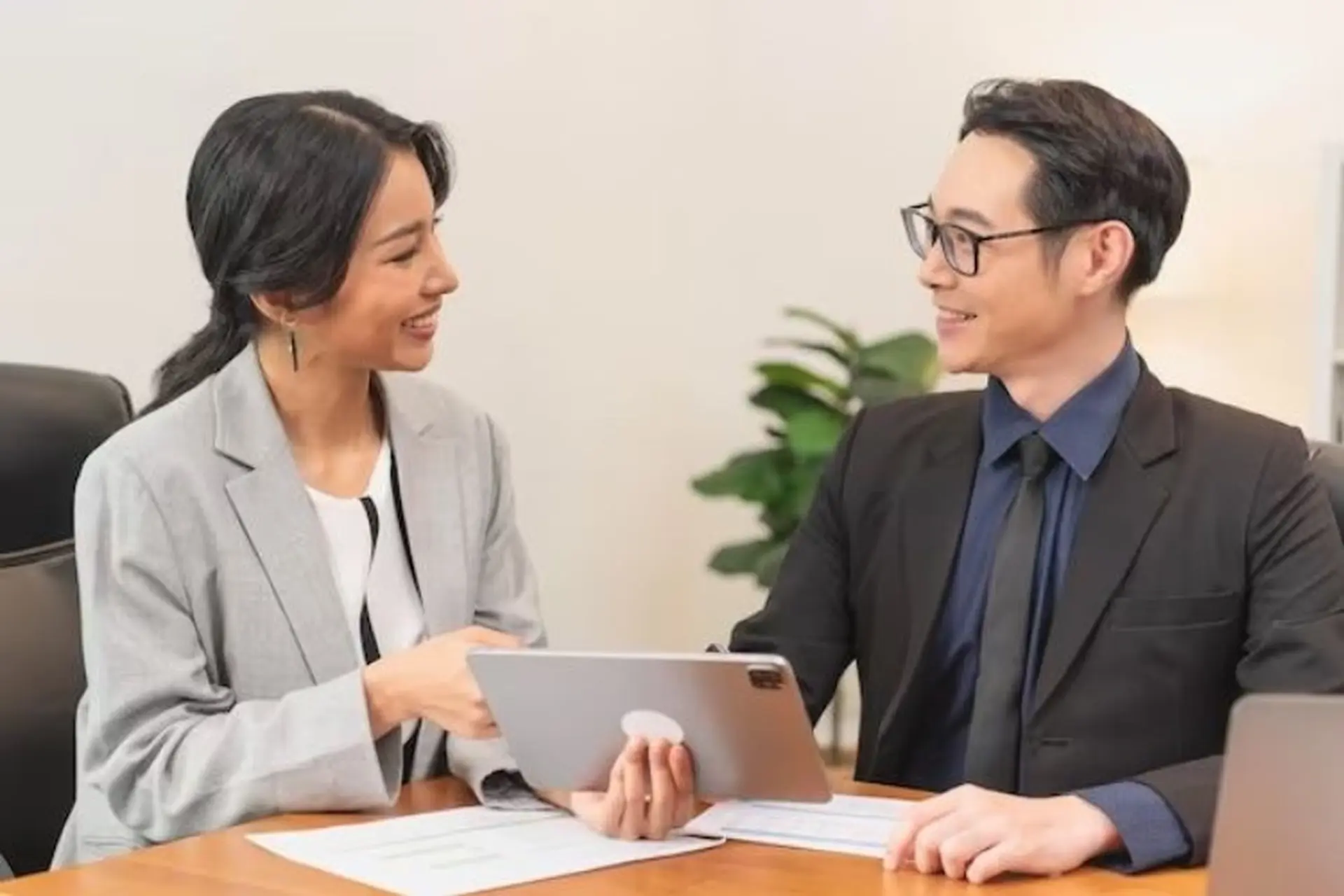 PA là gì? Mức lương bao nhiêu? Người trẻ có nên làm PA hay không?