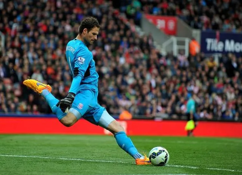 Thủ môn Asmir Begović