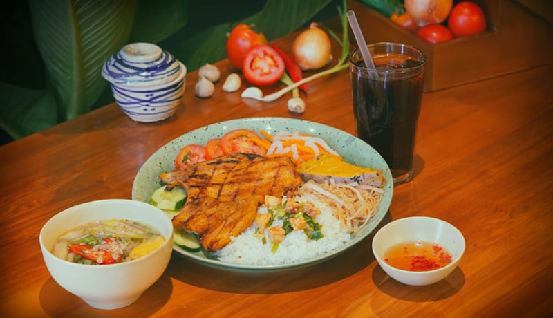 Món cơm sườn tại Sà Bì Chưởng được thực khách yêu thích